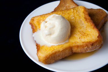 Ballı tost ekmeği ve dondurma. 