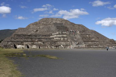 Güneş Piramidi, Teotihuacan 'daki en büyük ve Mezoamerika' daki en büyük binalardan biridir.. 