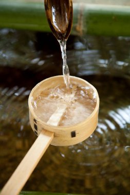 Geleneksel ahşap kepçeye su dökerek