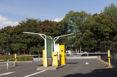 Sarı bilet makinelerinin yer aldığı boş otopark girişi