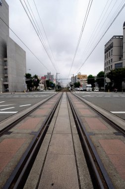 Şehir yolundaki boş tramvay rayları