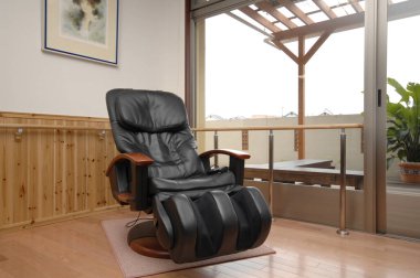 Siyah koltuklu modern otel odası.