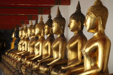 Bangkok, Tayland 'daki Wat Arun Tapınağı' nda altın Buda heykelleri