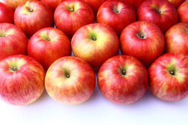 beyaz arkaplanda kırmızı elmalar