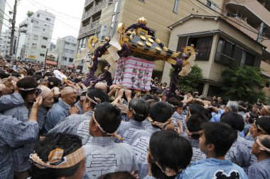 İnsanlar Tokyo, Japonya 'da düzenlenen geleneksel Kanda Matsuri festivaline katılıyor                 
