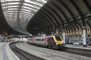 Tren demiryolunda ilerliyor.