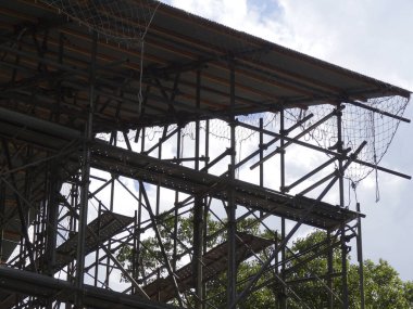 İnşaatın metal iskelesinin düşük açılı görüntüsü   
