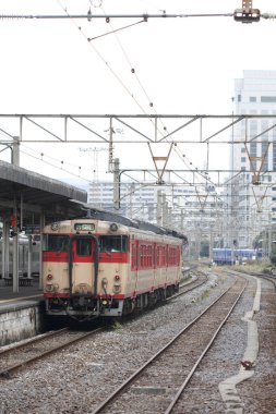 Tren demiryolunda ilerliyor.