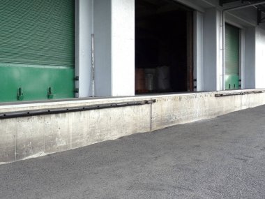 Boş yükleme alanı kapalı yeşil kapıları gösteriyor