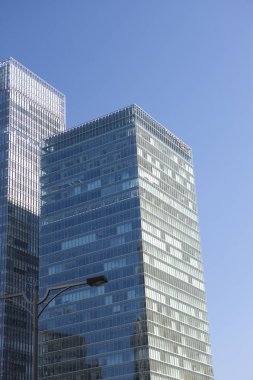 Japonya 'da mavi gökyüzünde modern apartmanlar