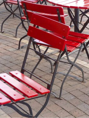 Arka plandaki sandalye ve masalar, kapatın.