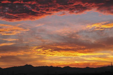 Bulutlu güzel, parlak gün batımı gökyüzü. Doğa arkaplanı