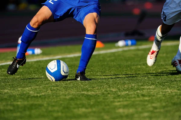 草の上のサッカーをするスポーツの人々の足 — ストック写真