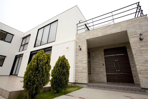 современный новый дом в городе