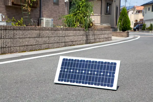Panel Słoneczny Asfaltowej Drodze Mieście Alternatywne Źródło Energii — Zdjęcie stockowe