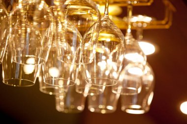 Bardaki boş parlak bardakların yakın plan görüntüsü         