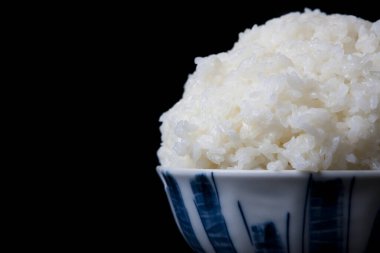 Bir kasede taze pişmiş beyaz pirinç, stüdyo çekimi.