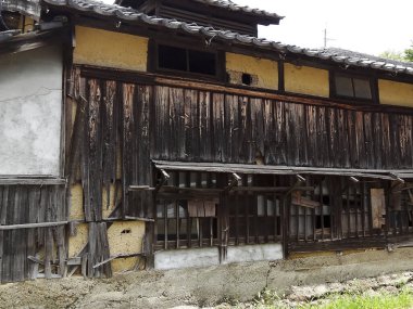 Geleneksel mimari öğeleri olan eski ahşap bir ev.