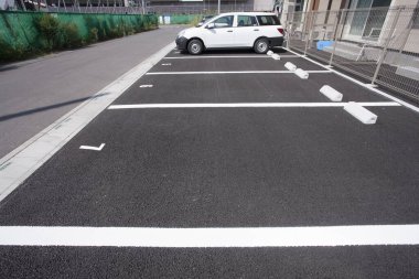 Caddedeki araba parkı.