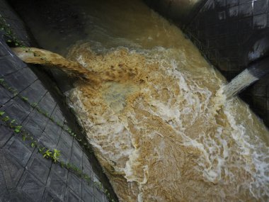 Kirli su nehre dökülüyor