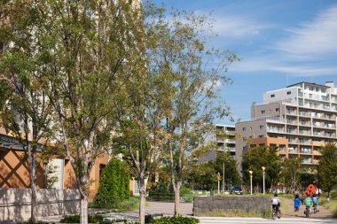 Mavi gökyüzü arka plan üzerinde modern binalar 