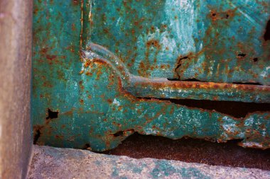 Eski, metal paslı kapı, kapat.