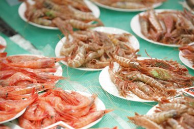 Lezzetli, taze karidesler masada. Kapatın.