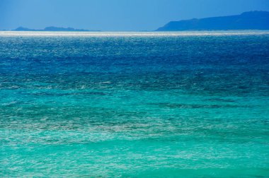 İnanılmaz mavi deniz ve dalgaların doğal görüntüsü