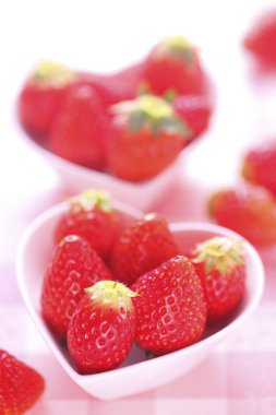 Beyaz arka planda bir kasede çilek