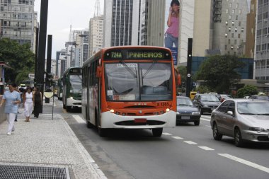 Şehir caddesinde trafik vardı.
