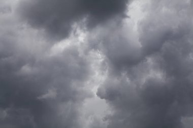 karanlık fırtına bulutları akşam gökyüzünde