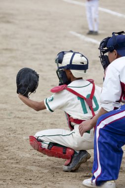 Japon çocuklar dışarıda beyzbol oynuyorlar.