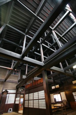 Endüstriyel mimari, hareketli bir kentsel ortamda tarihi bir bina restorasyon projesinde karmaşık kirişler ve destekler sergiliyor.