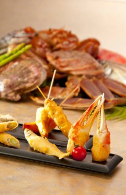 Lezzetli deniz ürünleri ve yakın plan manzaralı bir tabak.