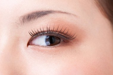 Kadınların gözünün önünü kapatın. Güzel Japon kadın.