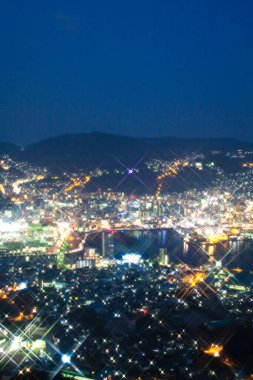 şehir arkaplan görüntüsü, gece ışıklandırmalı şehir manzarası 