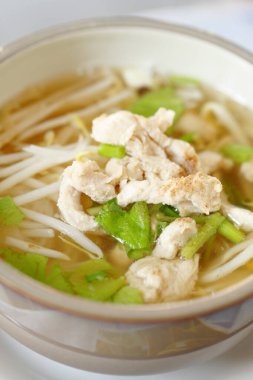 Erişteleri tavuk etiyle kapat.