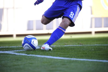 Spor giyim sektöründe futbol oynayan insanların bacakları.                 