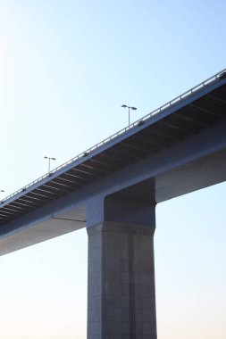 Mavi gökyüzü arkaplanına karşı modern köprünün düşük açılı görünümü        