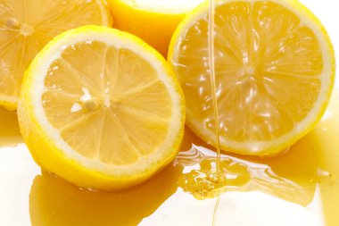 Yarım limon ve balın yakın plan görüntüsü