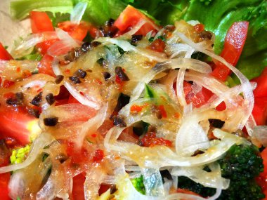 Domatesli ve soğanlı taze sağlıklı salata.