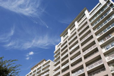 Mavi gökyüzü arka plan üzerinde modern binalar 