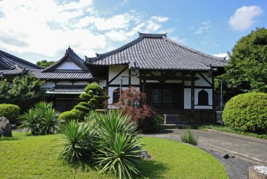 Geleneksel Japon evi yemyeşil bahçeyle çevrili.
