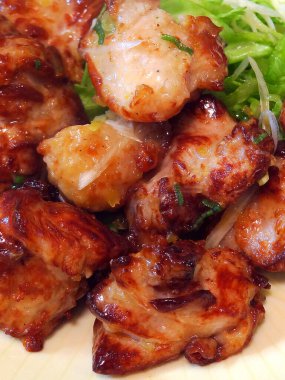 Baharatlı soslu tavuk budu ve salata.