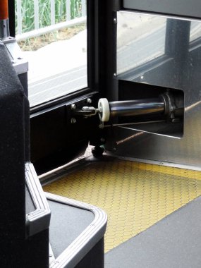 Sarı desenli zeminin yanında otobüs kapısı mekanizması görünüyor.