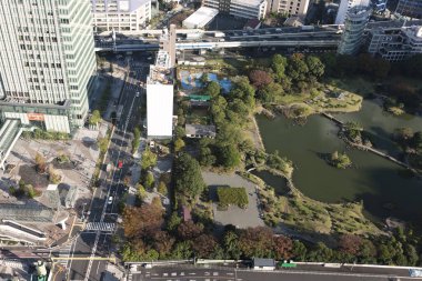 Binalar dik tırmanıyor, parlak Japon şehrinde dikey genişleme ihtiyacını gözler önüne seriyor..