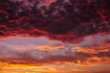 Bulutlu güzel, parlak gün batımı gökyüzü. Doğa arkaplanı