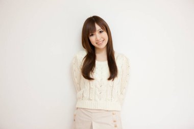 Beyaz arka plan üzerinde güzel genç Asyalı kadın portresi