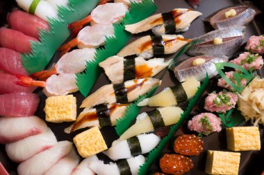 Güvertede lezzetli suşi seti var.