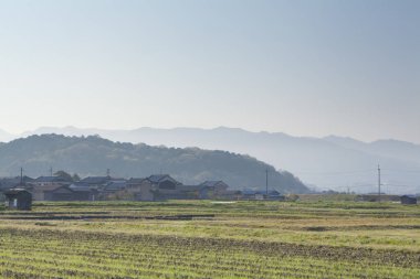 Dağlardaki bir köy manzarası